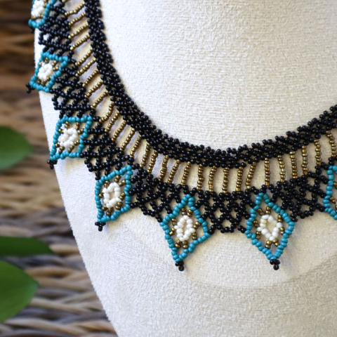 Collar artesanal de cuentas coloridas
