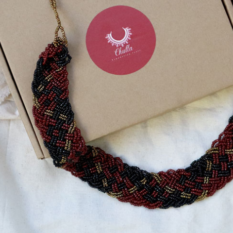 Collar artesanal de tejido andino